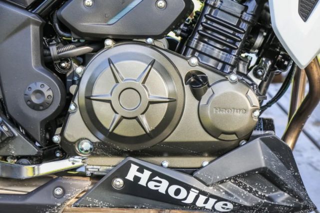 胖虎试驾 3 4万元豪爵dr300 除了做工和品控 却忽略了 豪爵dr300 试驾 胖虎 街车 水冷发动机 离合器