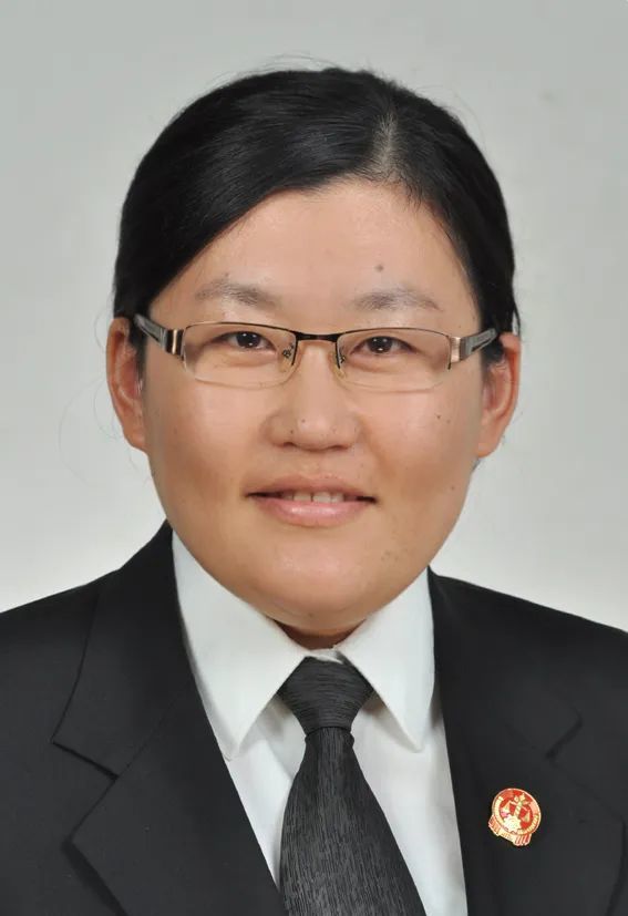 杜春娟她始终坚持一名法官的清廉操守,公正司法,清白做人,在各个庭室