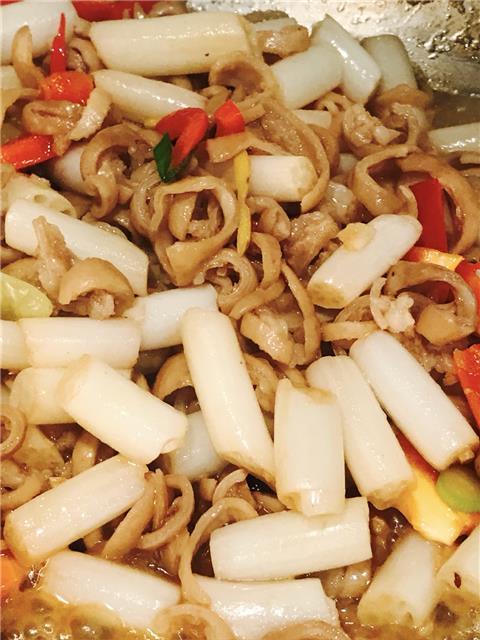 藕带炒肥肠看着你这样吃饭是我最开心的了