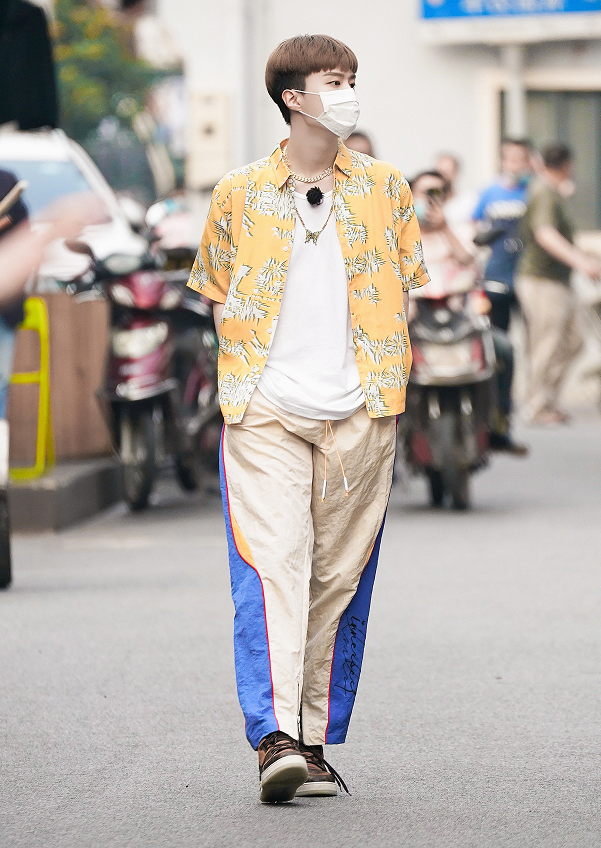 难怪范丞丞不爱炫腿了,看到他穿上短裤后的效果,哪个女生不羡慕