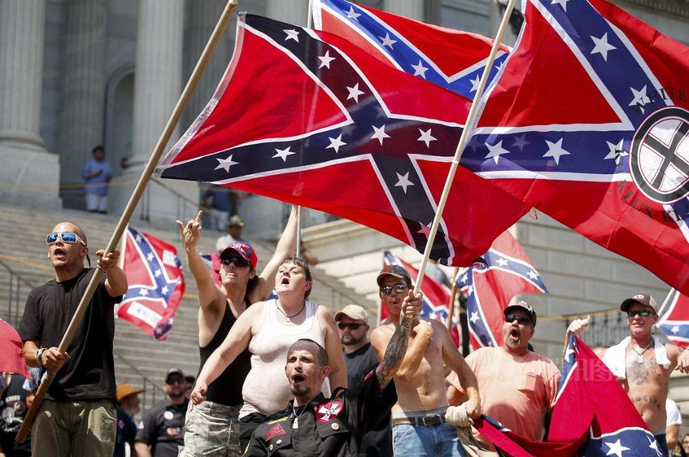 美国街头现惊险一幕男子驾车高速冲向人群精神状态好没有迟疑