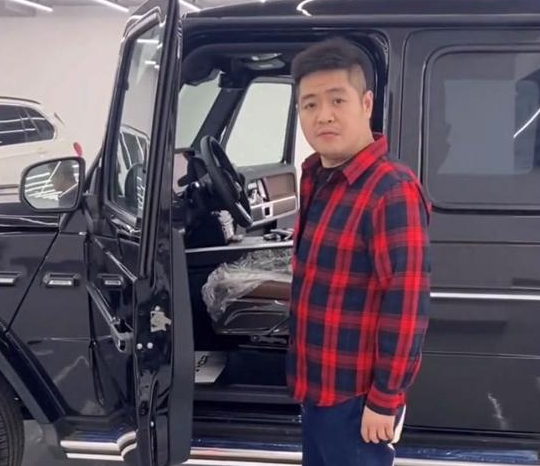 他是赵本山的得意门生,买豪车特地拍片庆祝,网友:啥家庭啊?