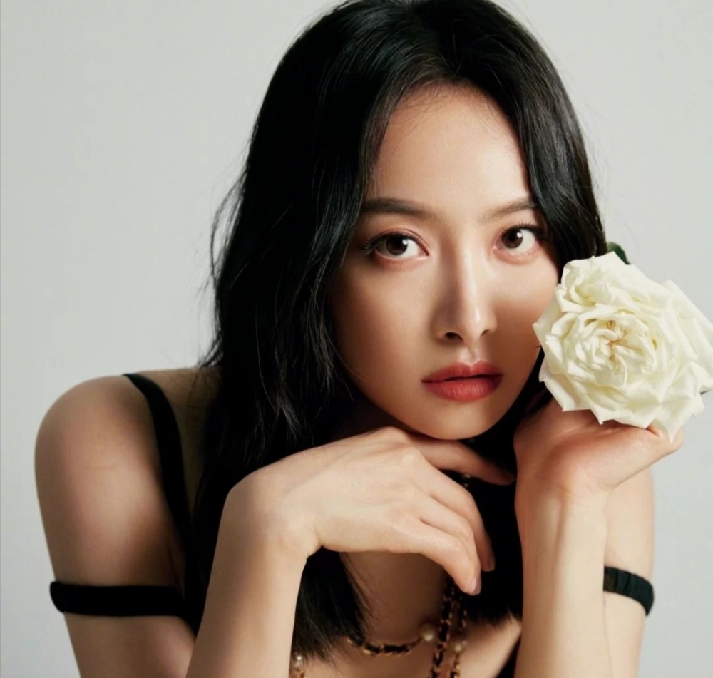 宋茜夏日出街造型释出,高马尾搭配黑色吊带,炫酷十足又不乏时尚