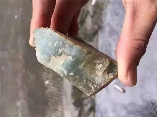 翡翠知识讲解原石中出现断口是好还是坏