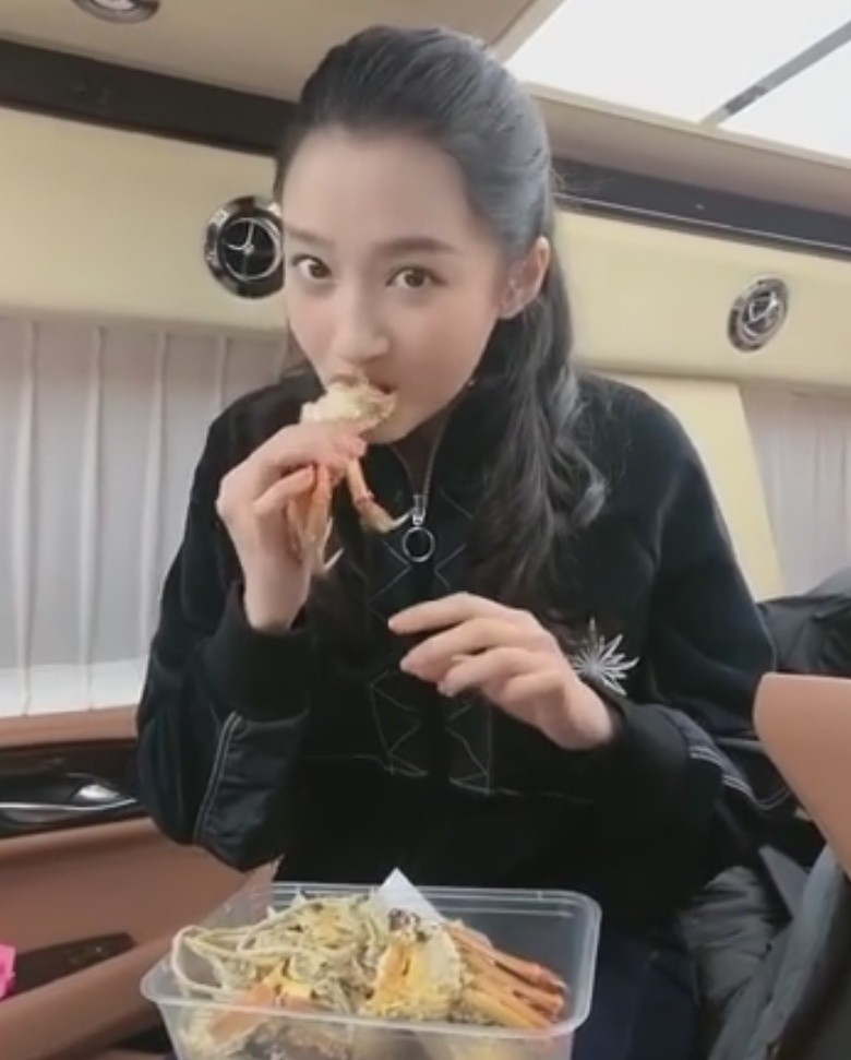 子如今在娱乐圈内也是有了自己的一番地位,而一般女明星都是非常瘦的