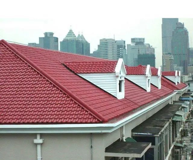 自建房用彩钢瓦过时了,我家用这种新型材料,70元一平可用以30年