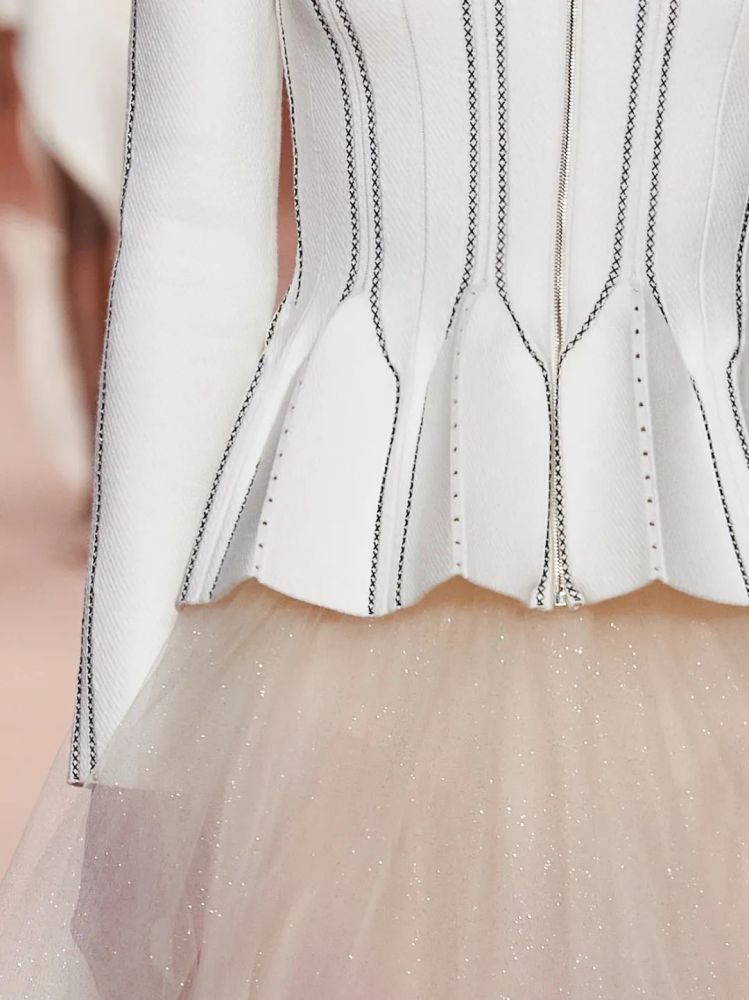 接近衣服最下面5cm左右的部分叫服装下摆.