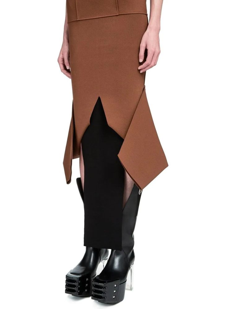 接近衣服最下面5cm左右的部分叫服装下摆.