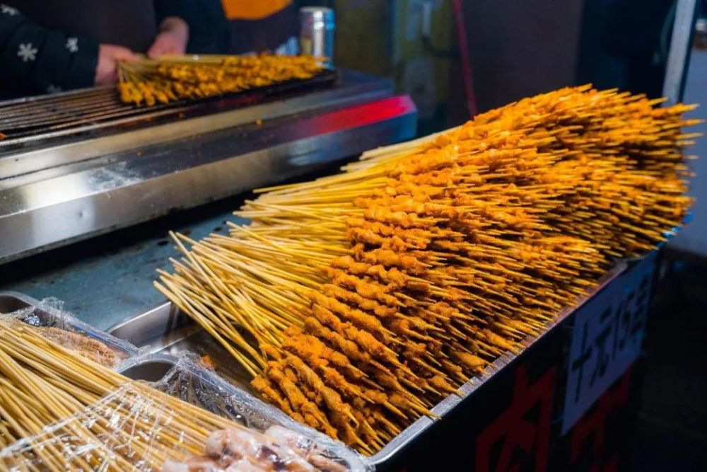 河南美女摆摊卖炸串,15天赚了2w,她是怎么做到的?