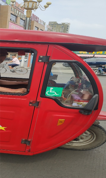 大港三轮车(马自达)随处可见,可谓方便且危险,也没有部分统一管理