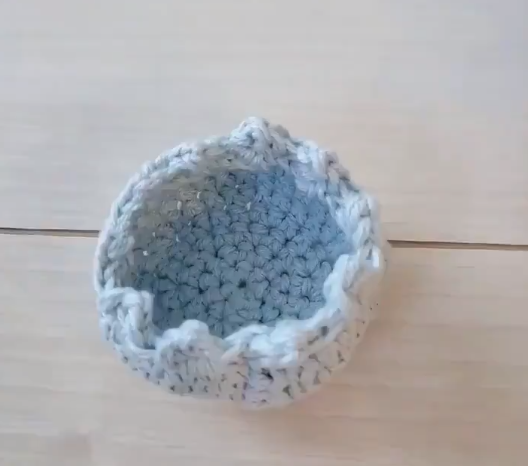 手工的主人就亲自动手给仓鼠制作了一个新的小窝,小窝是由毛线织成的