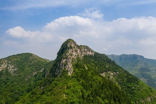 航拍济南章丘九鼎山群山连绵起伏奇峰突兀美如画