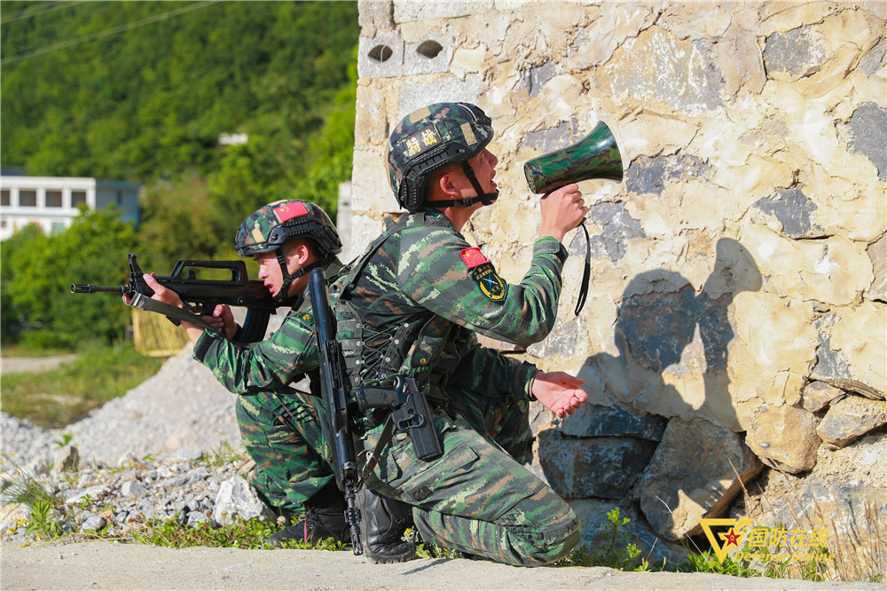 武警特战队员多课目野外驻训,锤炼快速反应能力!