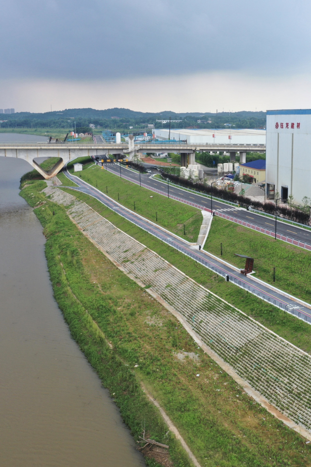 水塘垸村民喜提32公里生态河堤