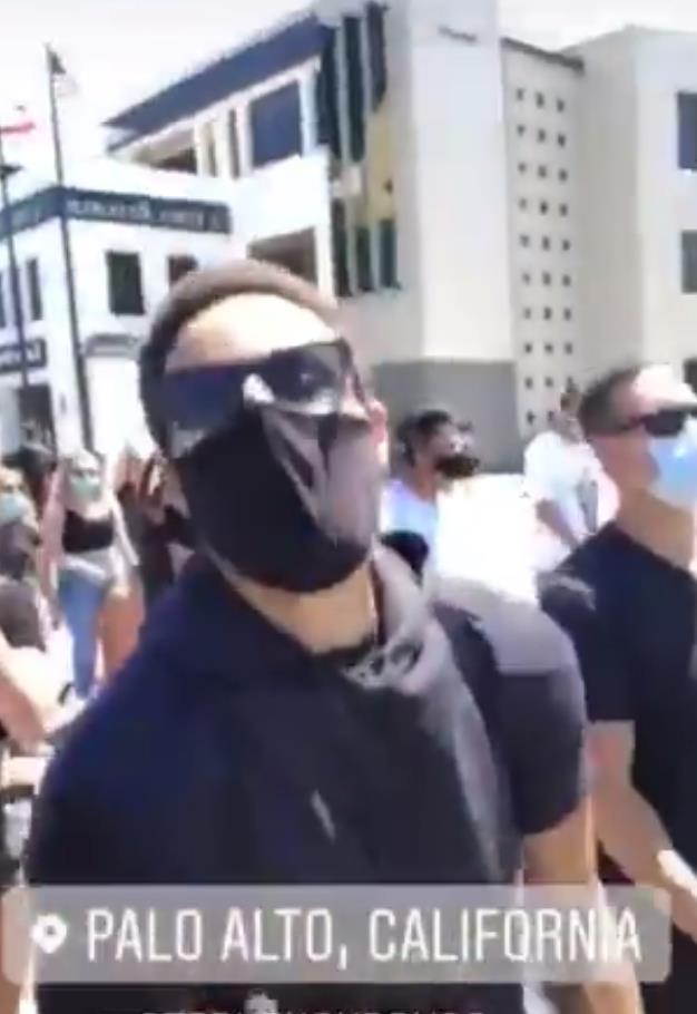 库里夫妇参加游行-WordPress极简博客