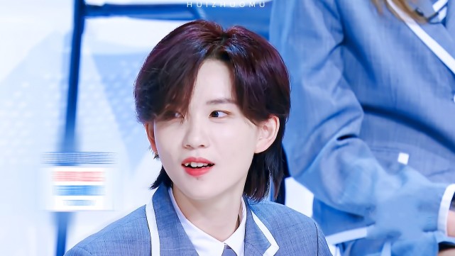 陆柯燃为什么喜欢抿嘴笑当她咧嘴大笑时这牙齿还是把嘴闭上吧