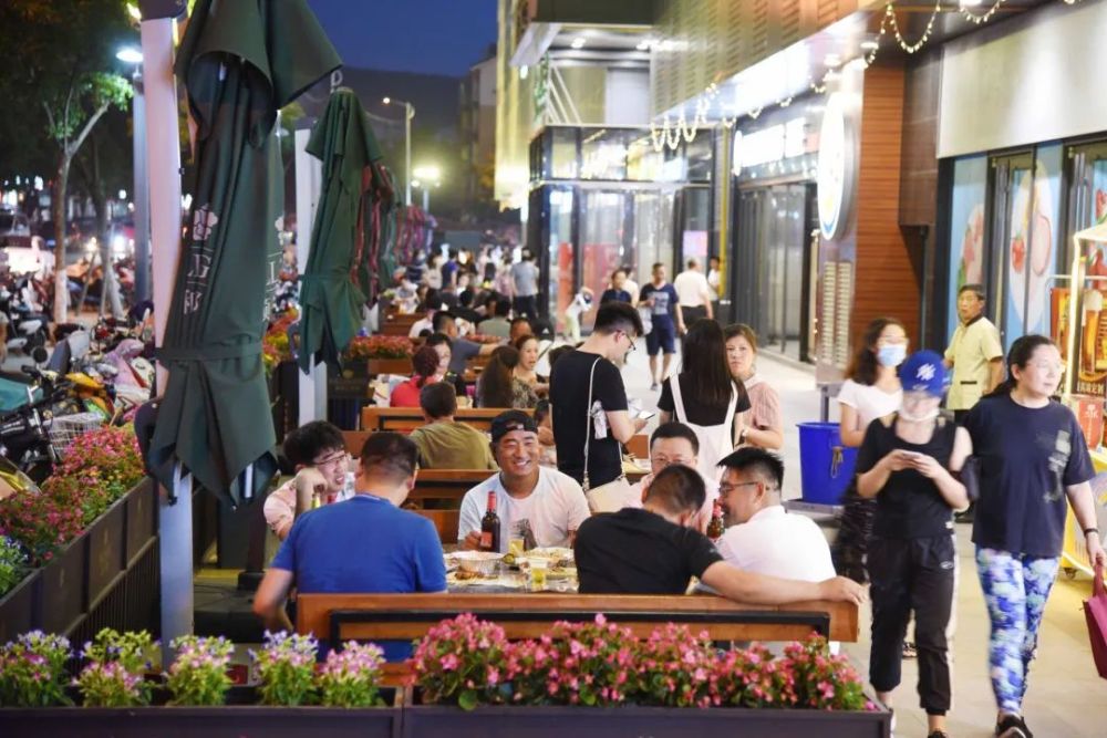 龙虾,烧烤,手撕鸡……新开夜市高人气!