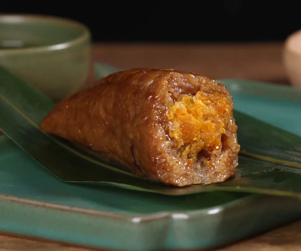 灰水咸蛋粽/原味肉粽今天给大家推荐「恒信粽子」家的一款河池枕头粽