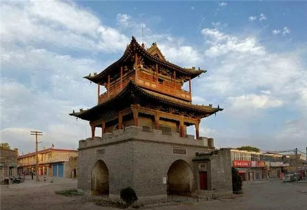 汾城镇位于山西省临汾市襄汾县西南部,镇区呈矩形,东西宽 332 米,南北