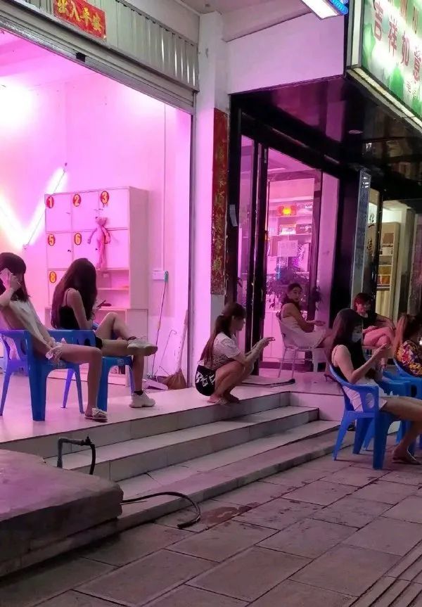 尾随过去之后拍了照片总觉得有点不放心女神说她最近在一家发廊上班快