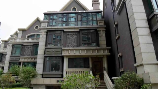 法官带您去看房:市南法院携手媒体共探"晓港名城千万豪宅"