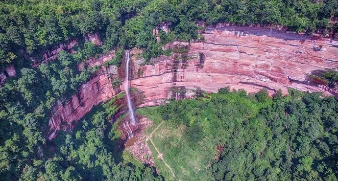 赤水丹霞旅遊區位於遵義赤水市,以丹霞地貌,瀑布群,竹海,桫欏,原始