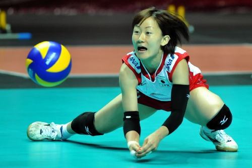 当时的副攻线上有索玛(前南部和八一女排队员),尹萌(前河北女排队