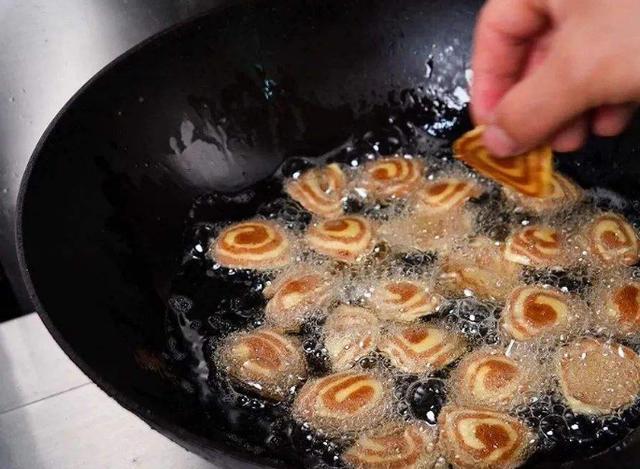 做猫耳朵饼时 记住这3点又香又脆 健康好吃又不腻