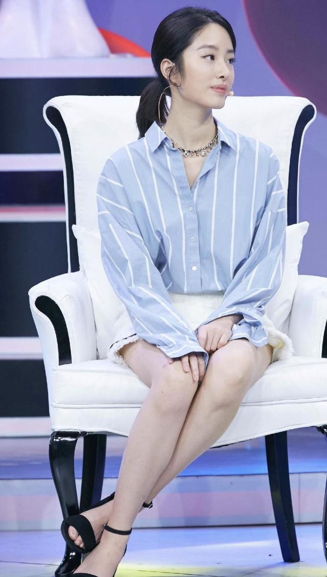 杨采钰真不愧是气质女神穿衬衫配短裙精致时髦意外穿出高级感