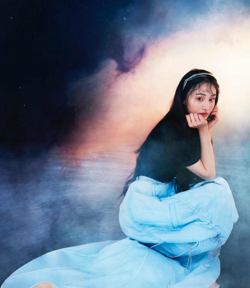 郑爽化身海的女儿,穿"海浪"图案上衣配海蓝半身裙,画面感超美