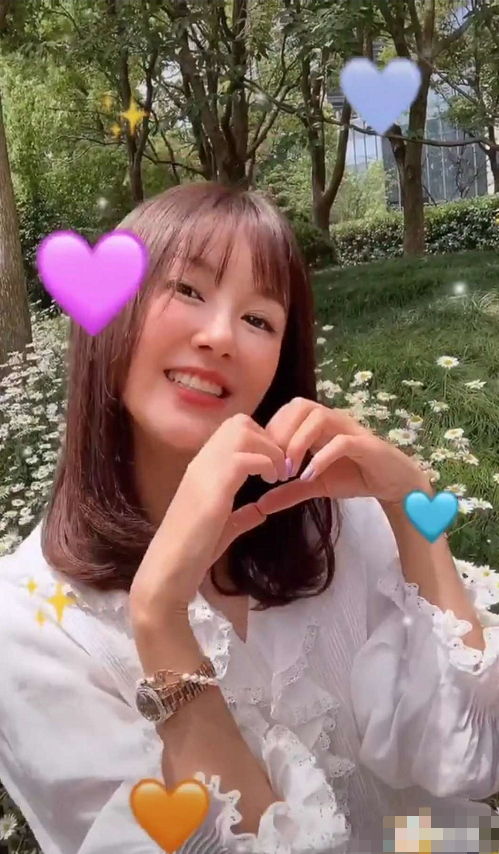 张子萱晒老公视角比心秀恩爱花式卖萌少女感爆棚