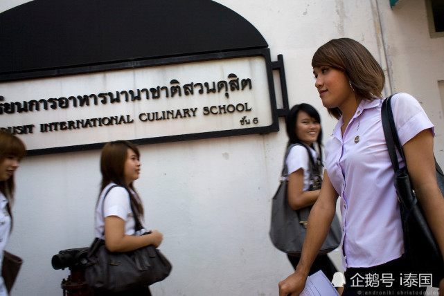 泰国曼谷的大学生可以根据性别认同自由选择校服 法政大学 泰国 教育 泰国曼谷 校服