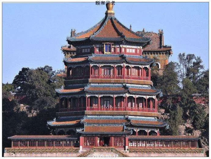 现在佛香阁里有尊佛像.