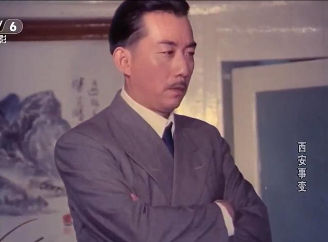 这两个描写,在不同版本的话剧中是没有的,连之前郑重参与编剧的电影