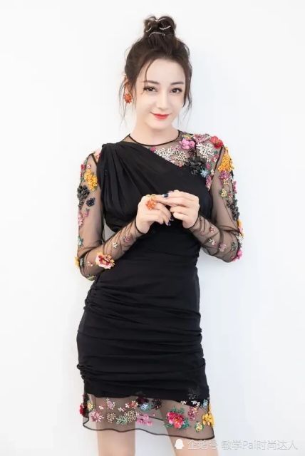 超短贴身的小黑裙显出热