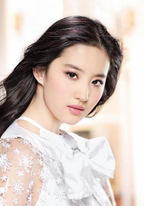 对于刘亦菲和迪丽热巴来说,可以说他们是不同年龄的美女明星的代表.