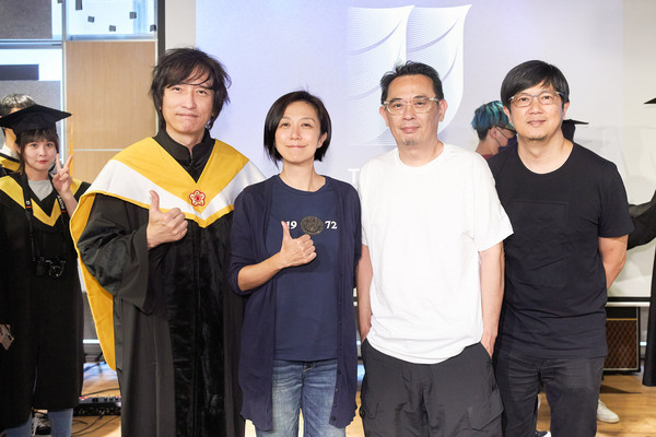 薛忠铭(左起),黄韵玲,企鹅老师,侯志坚出席城市科大毕业典礼.