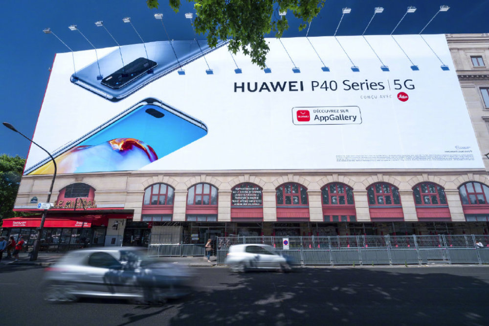 华为在巴黎展出户外广告牌,p40法国促销:打折千元还送手表