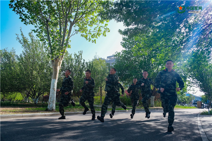 訓練損傷的風險訓練前必熱身熱身,他們靈活多樣好男兒就應投身軍營,報