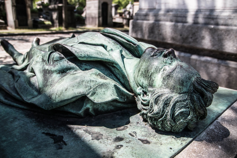 世界上最幸福的男人,死后雕塑被女游客强吻,嘴巴上的油漆都掉光