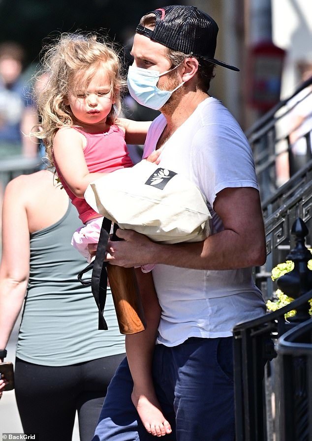 当地时间6月9日,好莱坞男星布莱德利·库珀(bradley cooper)出现在