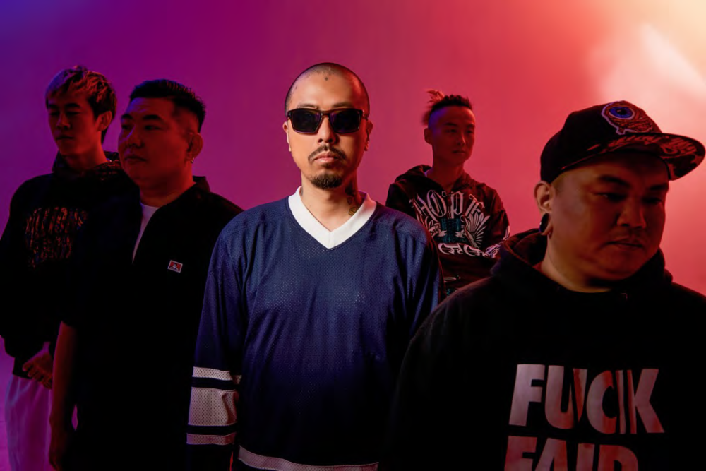 正式成立了4个月之后,life awaits乐队发布了首支单曲《in descent》