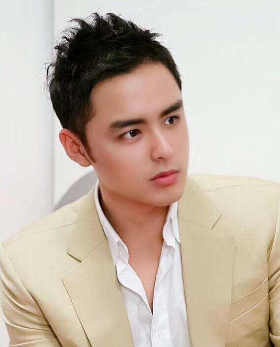 这些年,在感情上明道曾多次传出绯闻,早年主持综艺节目《冒险王》时