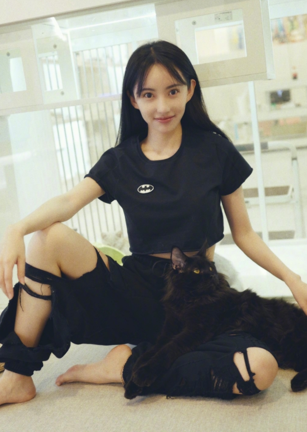 爱情公寓诺澜为了不撞衫将长裤剪成破布意外变前卫女郎