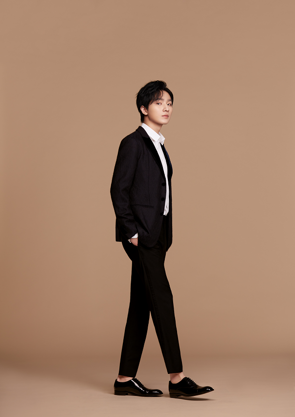 不过如今进军娱乐圈后的李宏毅经过了改造之后,也已经变成一位颜值很