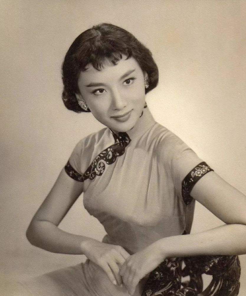 抛弃20年患难之妻,娶了小29岁服务员,金庸的历史比大部分人都黑