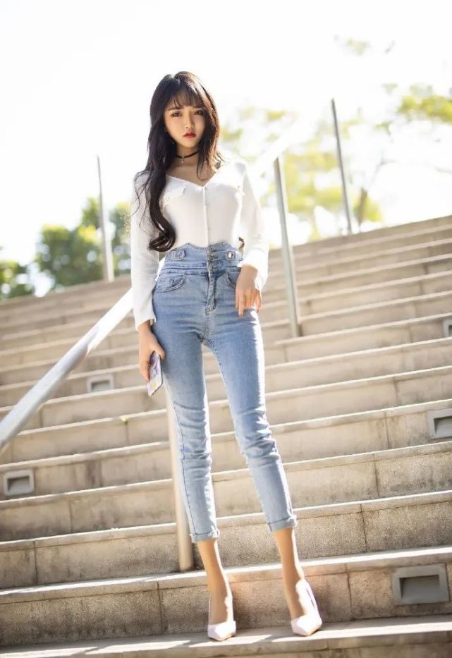 牛仔裤美女,美了微胖有型!