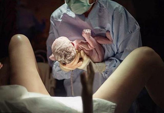 产妇生完孩子很困被助产士强制问孩子性别助产士是存心添堵吗