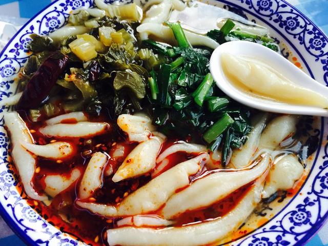 在西安的夏天午饭来一碗搅团加鱼鱼是最爽快的美食_腾讯新闻