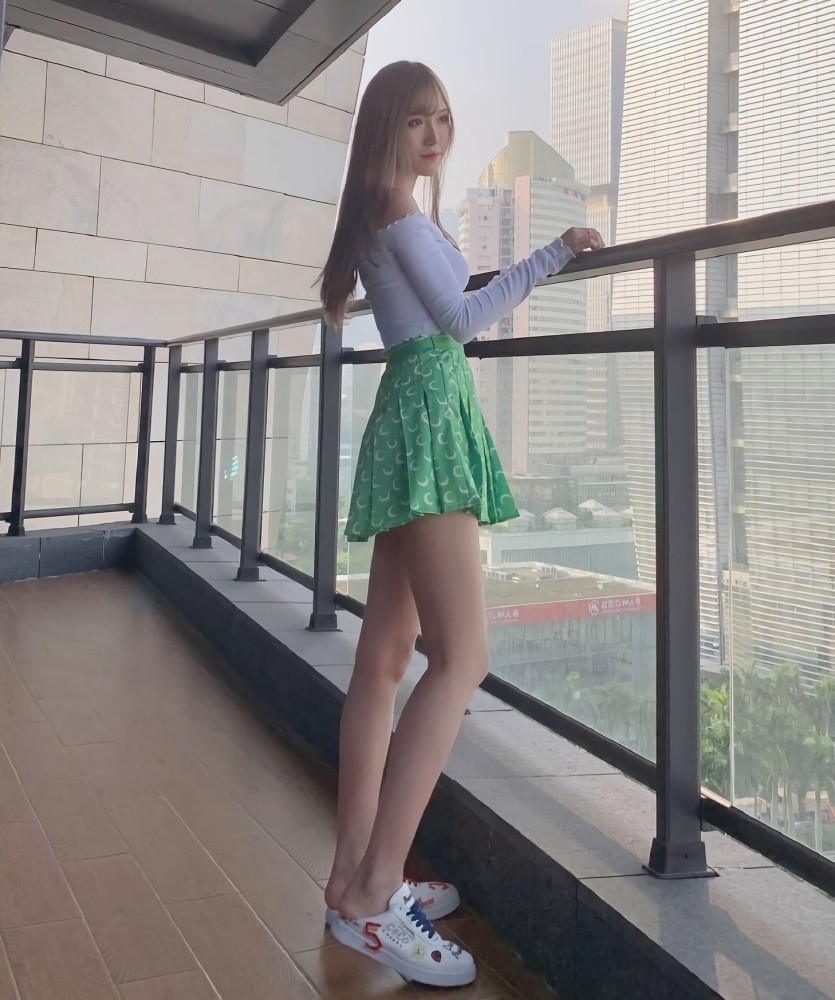 腐团儿深夜直播价值"800万美腿",高挑身材尽显纤细,让人移不开眼睛!